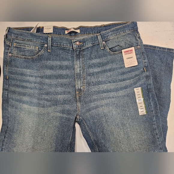 Levi's Signature Denim Jeans in Classic Blue, Straight Leg. Size 44 X 30 - Picture 4 of 4